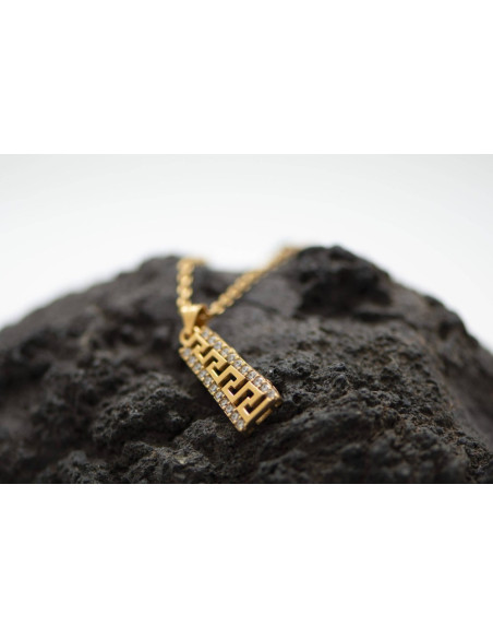 PENDENTIF CLÉ GRECQUE PLAQUÉ OR 18K ET OXYDE DE ZIRCONIUM CHAINE EN ACIER