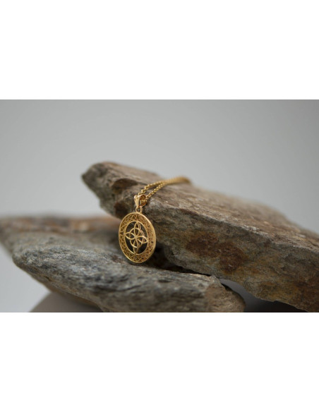 PENDENTIF FILIGRANE NŒUD DE SORCIÈRE PLAQUÉ OR 18K - CHAINE EN ACIER